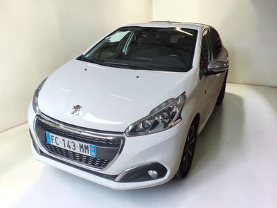 la petite voiture blanche est garée dans une pièce blanche