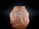 un vase en verre posé sur une table