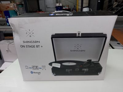 une boîte contenant un tourne-disque, posée sur une table