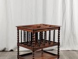 une vieille table en bois surmontée de deux étagères