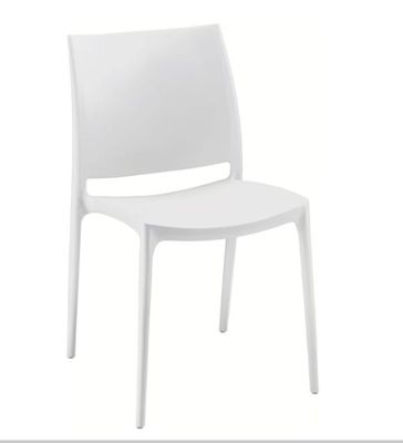 La chaise est blanche et possède une assise et un dossier en plastique.