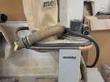 une machine posée sur une table dans une pièce