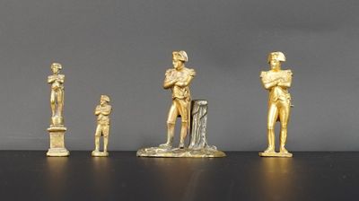 cinq figurines de tailles et de formes différentes posées sur une table