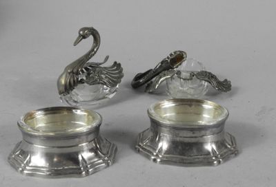 Paire de salerons en métal argenté et cristal.