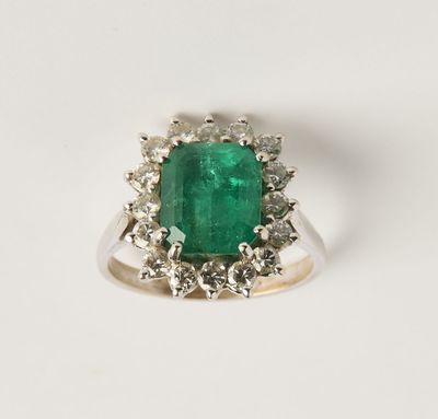 une bague en émeraude et diamant