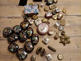 un tas d'objets divers posés sur une table en bois