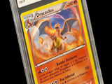 gros plan d'une carte pokemon dans un étui en plastique