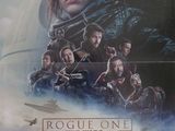 L'affiche du film « Rogue One : A Star Wars Story » est accrochée au mur.