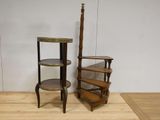 deux tables posées sur un plancher en bois