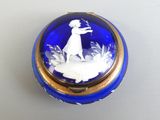 une boîte en verre bleue sur laquelle est représentée une femme
