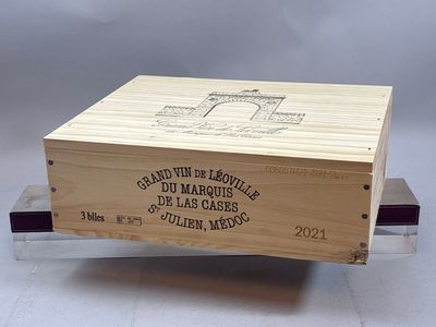 une image représentant une boîte en bois posée sur une table