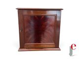 une image d'une armoire en bois avec une porte en verre