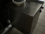 une image d'une cuisine avec une cuisinière et un réfrigérateur