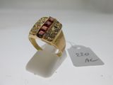 une photo d'une bague en or sertie de grenats, avec une étiquette de prix