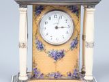 une horloge posée sur une table