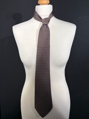 HERMÈS PARIS Cravate en twill de soie à décor de mors sur fo…