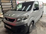 une camionnette argentée garée dans un garage
