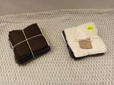 deux morceaux de tissu posés sur un lit