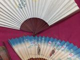 un ventilateur et un couteau posés sur une table