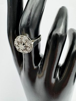 une photo d'une bague en diamant au doigt