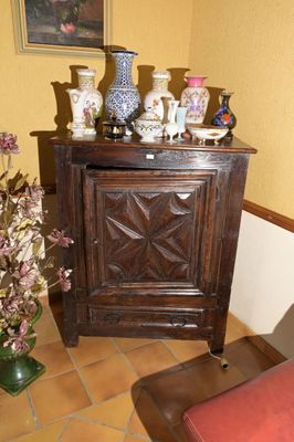 de nombreux vases posés sur le dessus d'un meuble dans un salon
