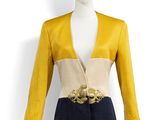 un mannequin vêtu d'une veste jaune et d'une jupe bleue, posé sur un autre mannequin