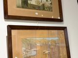 deux tableaux encadrés accrochés au mur d'une pièce