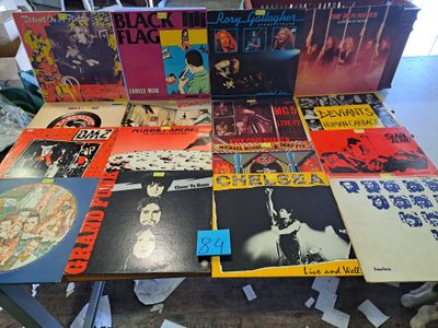 beaucoup de disques posés sur une table dans une pièce