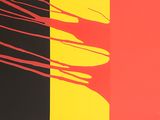 un tableau rouge, jaune et noir accroché au mur