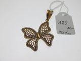 un gros plan d'un pendentif en forme de papillon avec une étiquette de prix