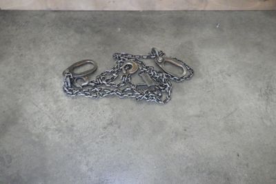 une paire de ciseaux et une chaîne par terre