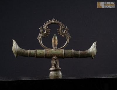 gros plan d'un objet métallique sur une surface noire