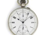 une montre de poche en argent avec des chiffres romains sur le cadran