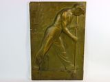 plaque en bronze représentant un homme avec une canne et une canne
