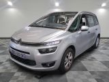 la petite voiture argentée est garée sur un carrelage à carreaux