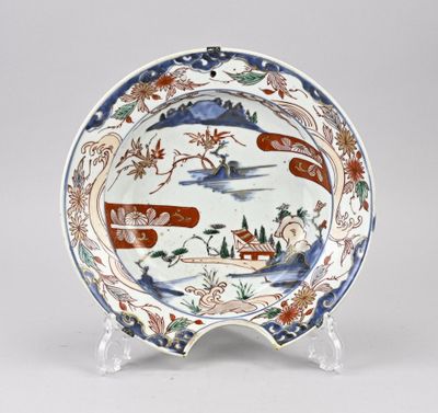 une image représentant une assiette ornée de bateaux et de fleurs
