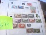 une pile de timbres posée sur une table, sur laquelle est collé un autocollant jaune