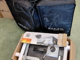 deux ordinateurs portables dans une boîte, avec des câbles posés dessus