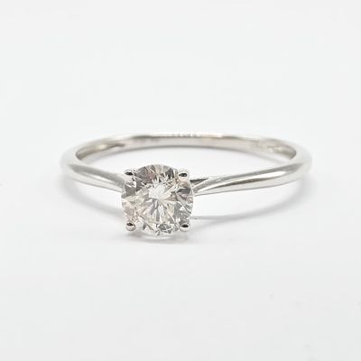bague de fiançailles en or blanc ornée d'un diamant rond de taille brillant