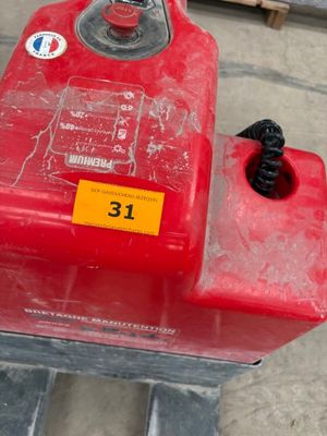 une borne d'incendie rouge posée sur une palette dans un entrepôt