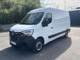 une camionnette blanche garée dans un parking