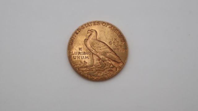 Une pièce de monnaie en or à valeur faciale de cinq dollars USA t...