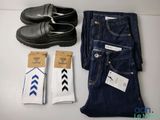 une paire de chaussures noires, un jean bleu et une paire de chaussettes blanches
