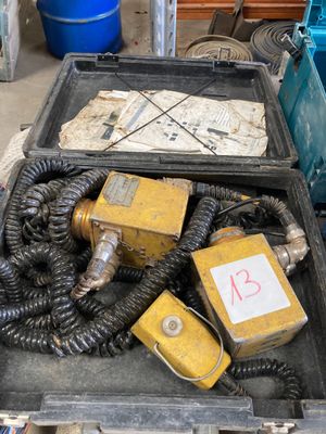 une boîte contenant tout un tas de matériel électrique