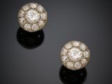 une paire de boucles d'oreilles en diamant et or
