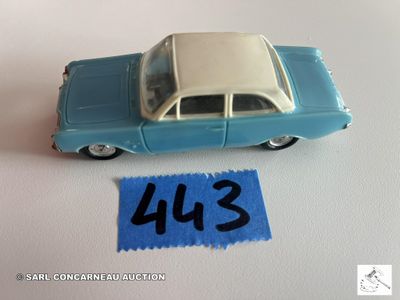 une petite voiture bleue portant le numéro 443