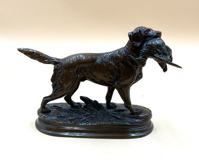 statue en bronze représentant un chien tenant un oiseau dans la gueule