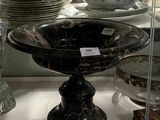 plusieurs assiettes et bols exposés dans une vitrine