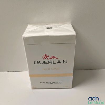 un flacon de parfum Guerlain posé sur une table