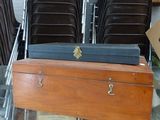 une pile de chaises et un coffre au milieu d'une pièce